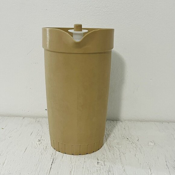 Vintage Tupperware 2 Qt Pitcher Harvest Tan Brown w/ White Push Button Lid - Picture 4 of 10